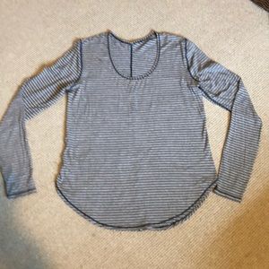 Lululemon long sleeve tee size medium